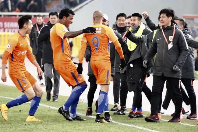  罗斯托克主场球迷热情助威激励球队